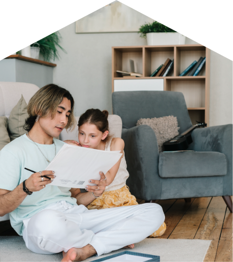 Papa solo qui aide sa fille à faire ses devoirs